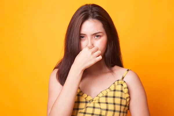 Ung Asiatisk Kvinna Hålla Hennes Näsa Grund Dålig Lukt Gul — Stockfoto