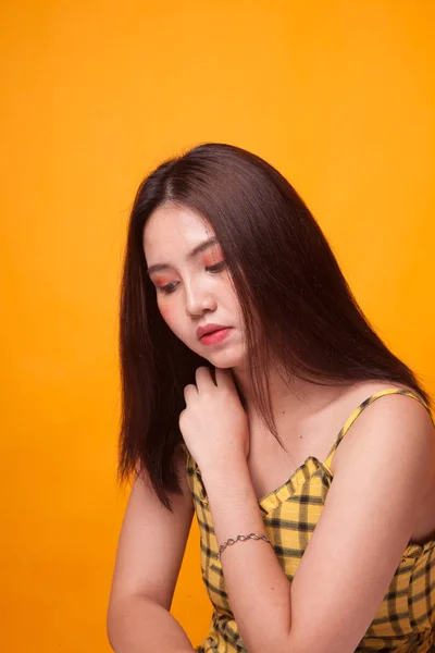 黄色の背景に美しい若いアジア女性の肖像画 — ストック写真