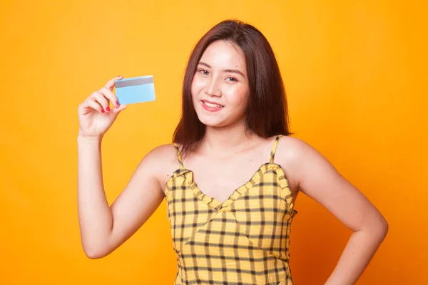 Jovem Mulher Asiática Sorriso Com Cartão Branco Fundo Amarelo — Fotografia de Stock