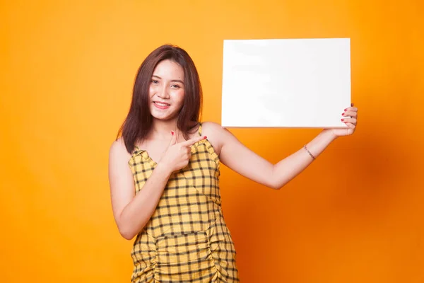 Jeune Femme Asiatique Pointent Vers Signe Blanc Sur Fond Jaune — Photo