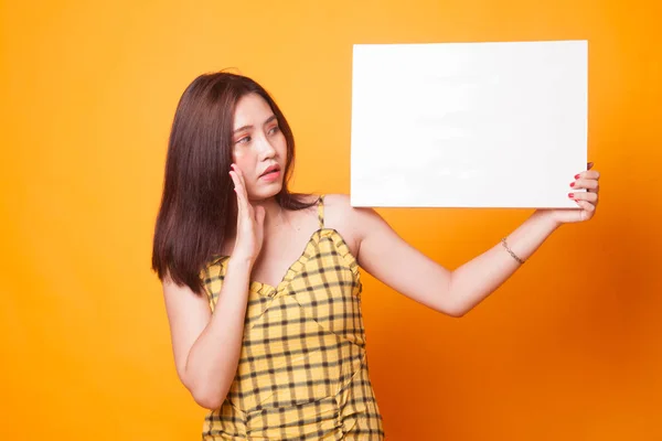 Giovane Donna Asiatica Sorpresa Con Bianco Segno Bianco Sfondo Giallo — Foto Stock