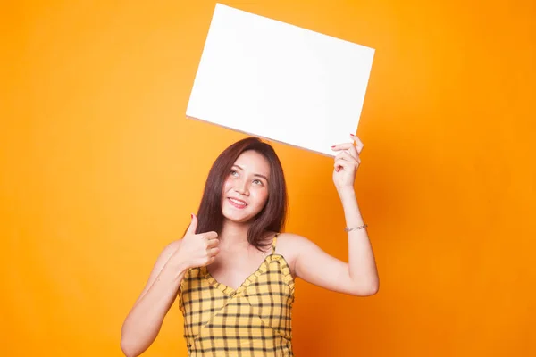 Joven Mujer Asiática Mostrar Los Pulgares Hacia Arriba Con Blanco —  Fotos de Stock