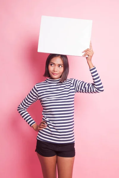Pembe Arka Planda Beyaz Boş Işareti Olan Genç Asyalı Kadın — Stok fotoğraf