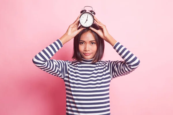 Joven Mujer Asiática Sonrisa Con Reloj Sobre Fondo Rosa —  Fotos de Stock