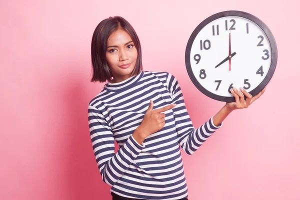 Jeune Femme Asiatique Pointent Vers Une Horloge Sur Fond Rose — Photo