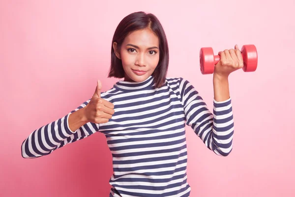 Saludable Mujer Asiática Pulgares Arriba Con Mancuernas Sobre Fondo Rosa —  Fotos de Stock