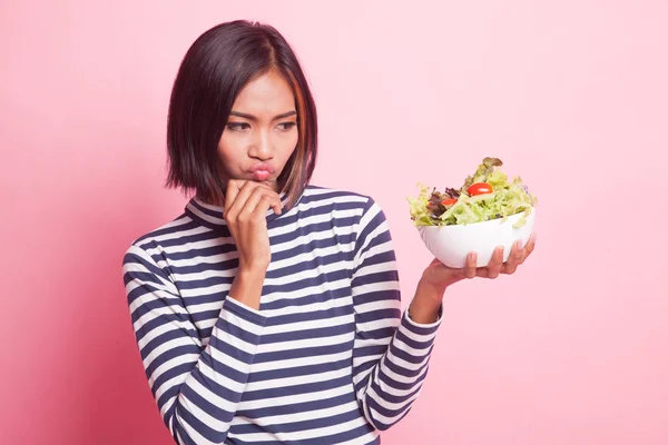 Asiatische Frau Hassen Salat Auf Rosa Hintergrund — Stockfoto