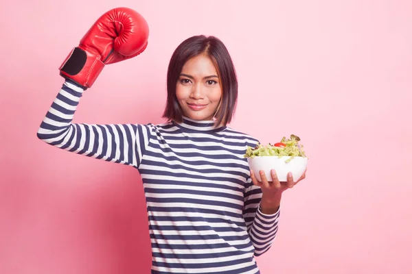 Ung Asiatisk Kvinna Med Boxning Handske Och Sallad Rosa Bakgrund — Stockfoto