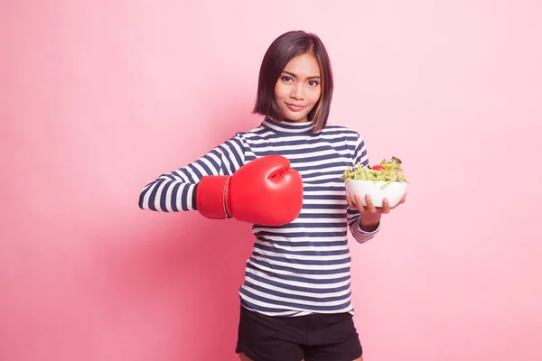 Ung Asiatisk Kvinna Med Boxning Handske Och Sallad Rosa Bakgrund — Stockfoto