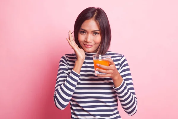 Jovem Mulher Asiática Feliz Beber Suco Laranja Fundo Rosa — Fotografia de Stock