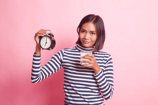 Saludable Mujer Asiática Bebiendo Vaso Leche Celebrar Reloj Sobre Fondo —  Fotos de Stock