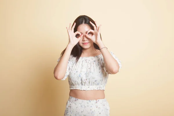 Asian Woman Funny Double Sign Glasses Beige Background — Stock Photo, Image