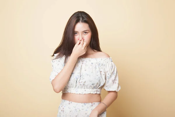 Joven Asiática Sosteniendo Nariz Debido Mal Olor Sobre Fondo Beige —  Fotos de Stock