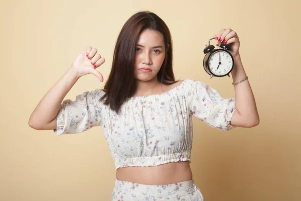 Joven Mujer Asiática Pulgares Abajo Con Reloj Sobre Fondo Beige —  Fotos de Stock
