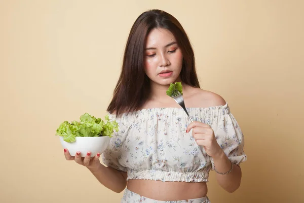 Gezonde Aziatische Vrouw Met Salade Beige Achtergrond — Stockfoto
