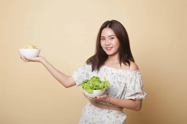 Ung Asiatisk Kvinna Med Chips Och Sallad Beige Bakgrund — Stockfoto