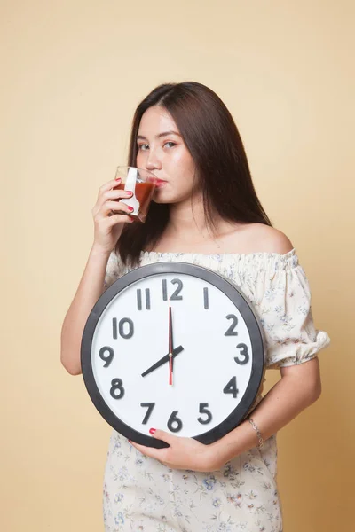 Jeune Femme Asiatique Avec Jus Tomate Horloge Sur Fond Beige — Photo