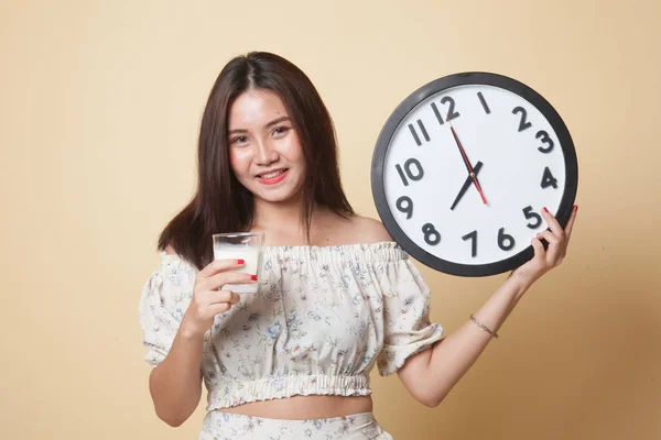 Saludable Mujer Asiática Bebiendo Vaso Leche Celebrar Reloj Sobre Fondo —  Fotos de Stock