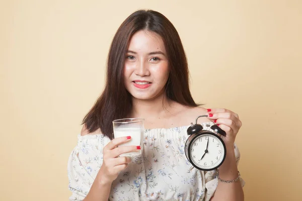 Saludable Mujer Asiática Bebiendo Vaso Leche Celebrar Reloj Sobre Fondo — Foto de Stock