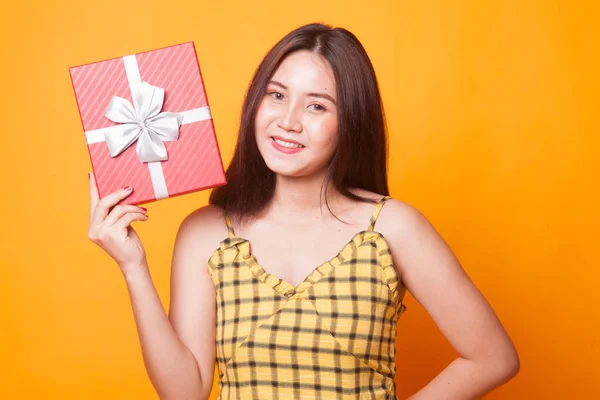 Молодая Азиатка Подарочной Коробкой Желтом Фоне — стоковое фото