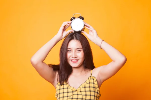 Jeune Femme Asiatique Sourire Avec Une Horloge Sur Fond Jaune — Photo