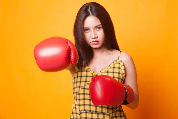 Ung Asiatisk Kvinna Med Röd Boxhandskar Gul Bakgrund — Stockfoto