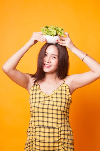 Donna Asiatica Sana Con Insalata Sfondo Giallo — Foto Stock