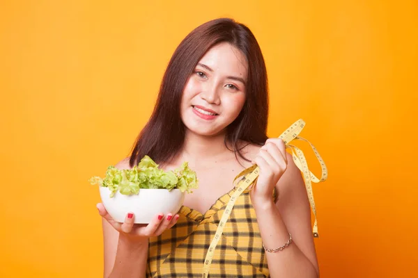 Femme Asiatique Saine Avec Ruban Mesurer Salade Sur Fond Jaune — Photo