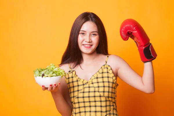 Jeune Femme Asiatique Avec Gant Boxe Salade Sur Fond Jaune — Photo