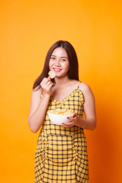 Joven Mujer Asiática Comer Papas Fritas Sobre Fondo Amarillo —  Fotos de Stock