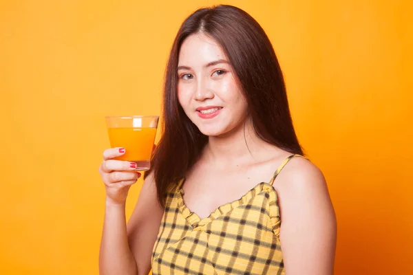 Jovem Mulher Asiática Beber Suco Laranja Fundo Amarelo — Fotografia de Stock