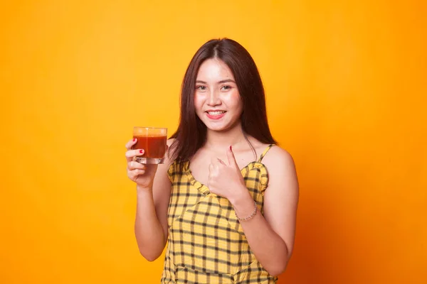 Jovem Mulher Asiática Polegares Para Cima Com Suco Tomate Fundo — Fotografia de Stock