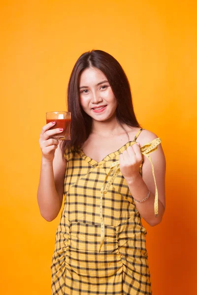 Joven Mujer Asiática Con Jugo Tomate Cinta Métrica Sobre Fondo —  Fotos de Stock