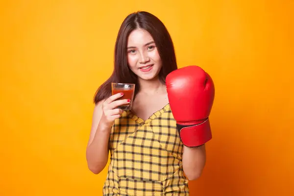 Young Asian Woman Tomato Juice Boxing Glove Yellow Background — Stock Photo, Image