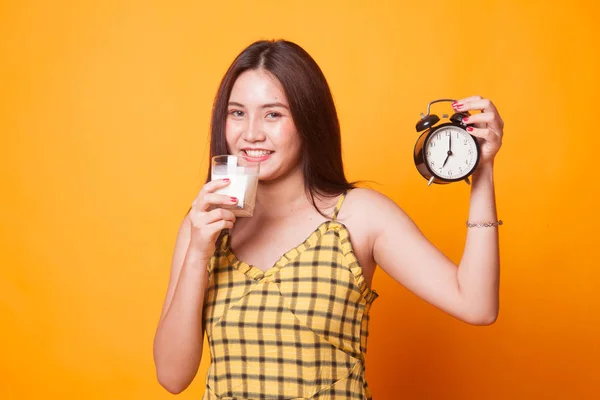 Mulher Asiática Saudável Beber Copo Leite Segurar Relógio Fundo Amarelo — Fotografia de Stock