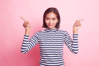 Sol ve sağ pembe arka plan noktasına genç Asyalı kadın