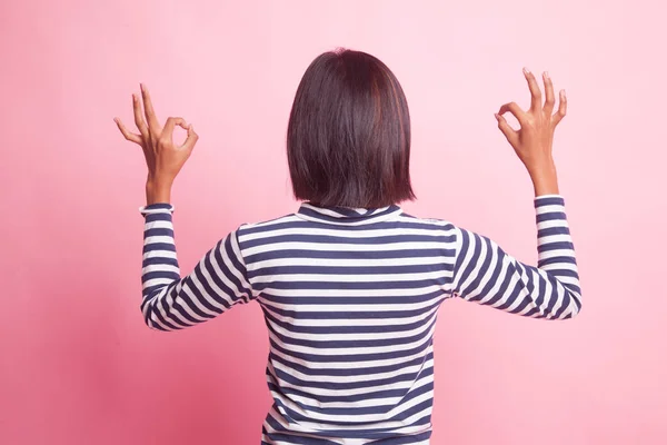 Achteraanzicht Van Aziatische Vrouw Tonen Dubbele Hand Teken Roze Achtergrond — Stockfoto