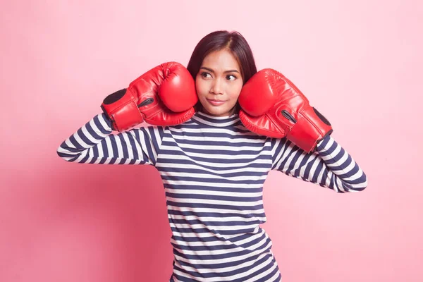 Jovem Mulher Asiática Com Luvas Boxe Vermelho Fundo Rosa — Fotografia de Stock