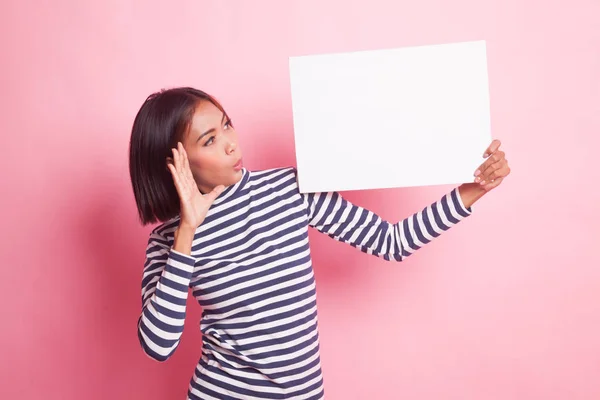 Junge Asiatin Überrascht Mit Weißem Blanko Schild Auf Rosa Hintergrund — Stockfoto