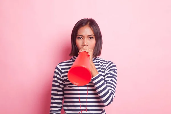 Mooi Jong Aziatisch Vrouw Kondigen Met Megafoon Roze Achtergrond — Stockfoto