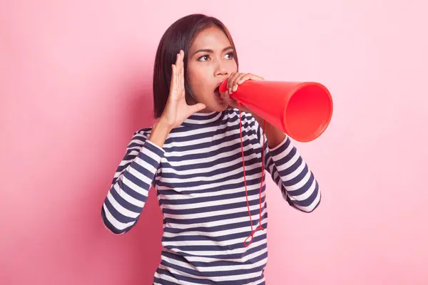 Mooi Jong Aziatisch Vrouw Kondigen Met Megafoon Roze Achtergrond — Stockfoto