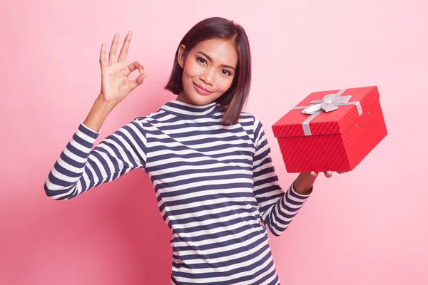 Молодая Азиатка Показать Подарочной Коробке Розовом Фоне — стоковое фото