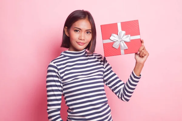 Giovane Donna Asiatica Con Una Scatola Regalo Sfondo Rosa — Foto Stock