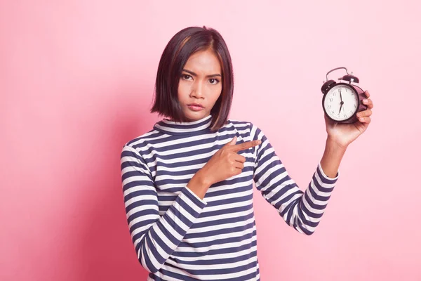 Colère Jeune Femme Asiatique Pointent Vers Une Horloge Sur Fond — Photo