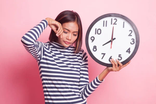 Somnolent Jeune Femme Asiatique Avec Une Horloge Matin Sur Fond — Photo