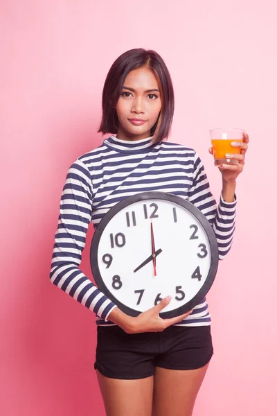 Mulher Asiática Com Relógio Beber Suco Laranja Fundo Rosa — Fotografia de Stock