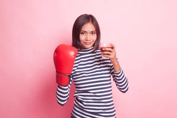 Jovem Mulher Asiática Com Suco Tomate Luva Boxe Fundo Rosa — Fotografia de Stock