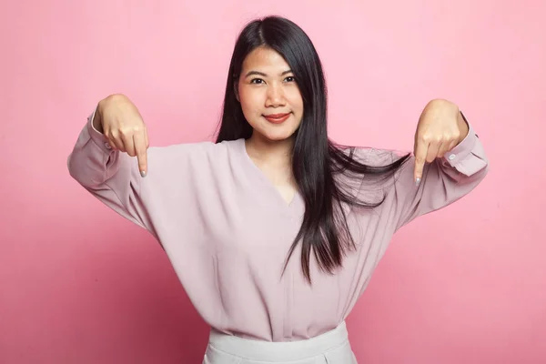 Güzel Genç Asyalı Kadın Pembe Arka Plandaki Boşluğu Işaret Ediyor — Stok fotoğraf