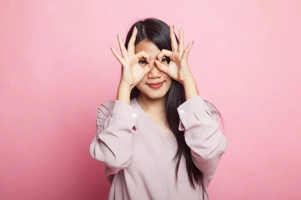 Asiatisk Kvinna Göra Roliga Dubbel Tecken Som Glasögon Rosa Bakgrund — Stockfoto