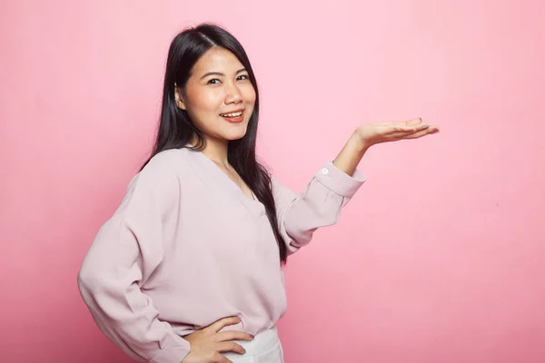 Mujer Asiática Joven Presente Con Mano Sobre Fondo Rosa —  Fotos de Stock